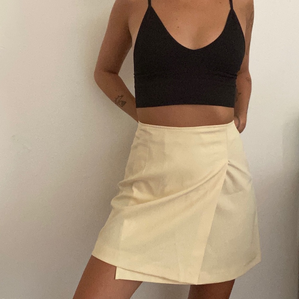 VINTAGE LIGHT PASTEL YELLOW MINI SKIRT 90’s